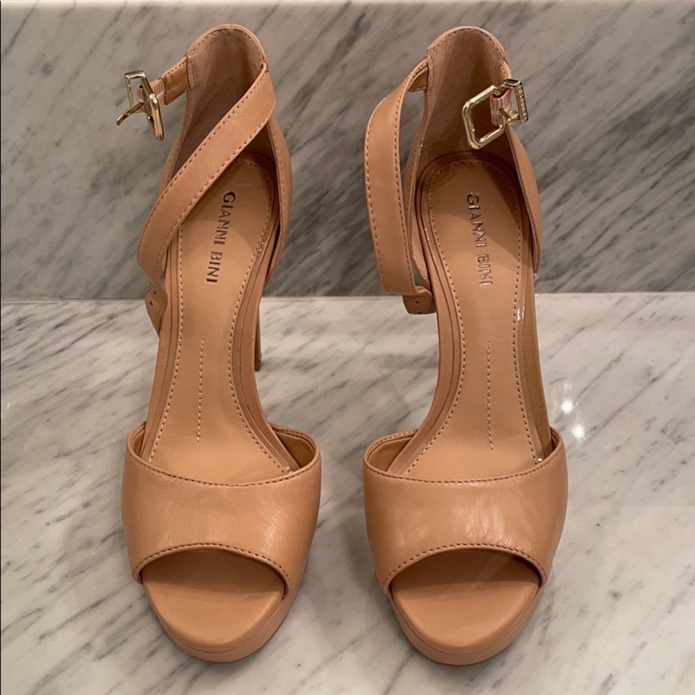 NEVER WORN Nude Gianni Bini Heels